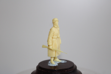 Nordwind 1/48 NWW 008 Soldier in greycoat standing with rifel
