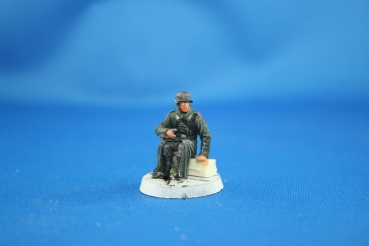 NW 039 german soldier in greycoat with MG 42 sitting on a tank
