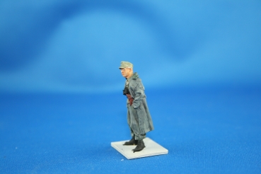 NW 032 german officier in greycoat with fieldcap