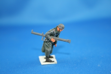 NW 035 german soldier in greycoat with bazooka
