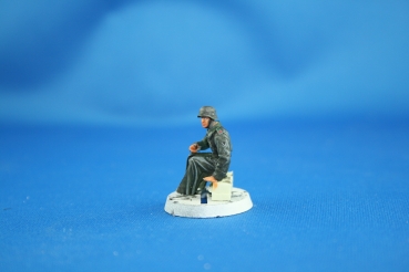 NW 040 gerna soldier in winteruniform sitting on a tank with rifle