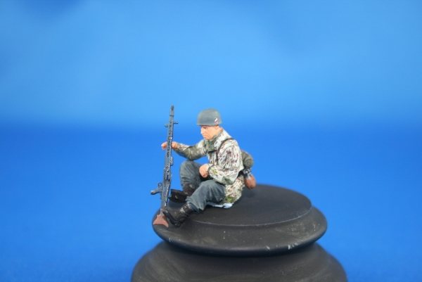 NW 024 german para sitting on a tank with MG 42 No2 of 4