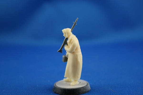 Nordwind 008 1/48 german soldier in wintercoat with MG 42 and ammobox