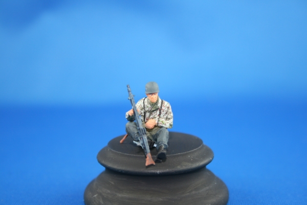NW 024 german para sitting on a tank with MG 42 No2 of 4