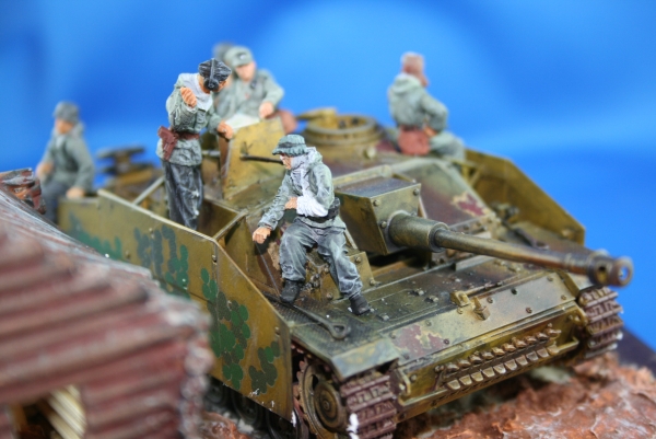 NW 038 coporal german tankcorps standing on a tank